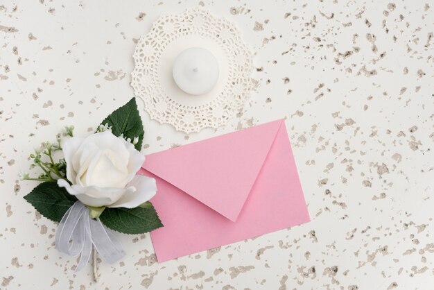 白い花飾り結婚式の招待状のデザイン