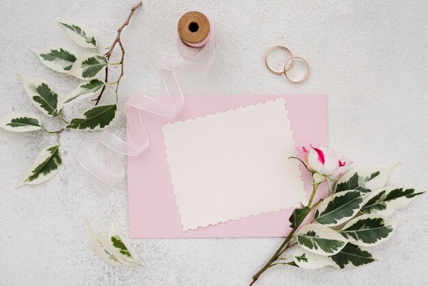 花と結婚式の招待状の封筒