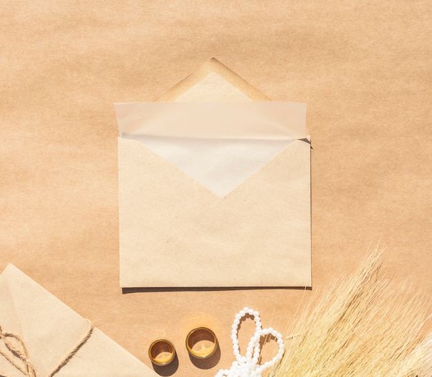 Свадебные приглашения в конверте с бумажным фоном