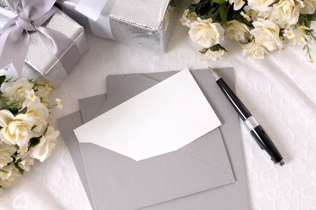 結婚式の招待状とペン