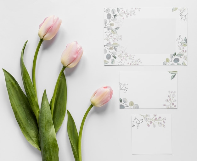 Free photo wedding invitation with tulips beside