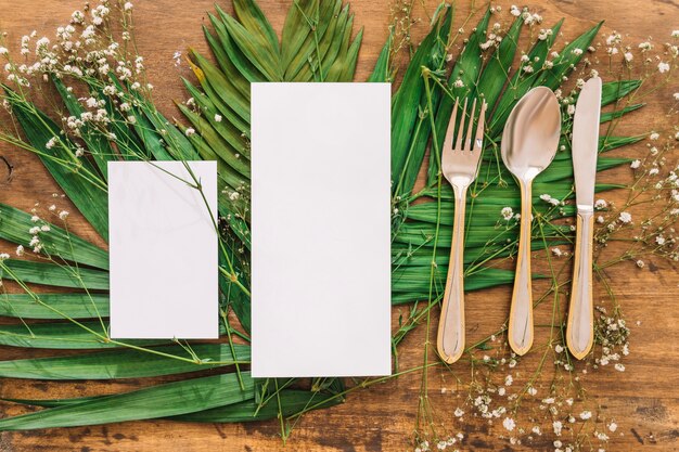Концепция свадебного меню с листьями и столовыми приборами