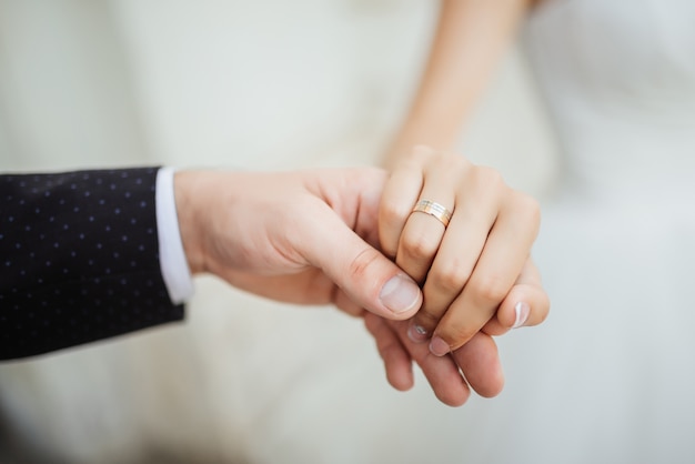 결혼식 순간. 결혼 반지와 함께 새로 결혼 한 커플의 손