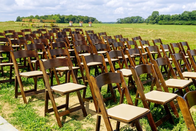 Свадебные или банкетные деревянные стулья в деревенском деревенском стиле.