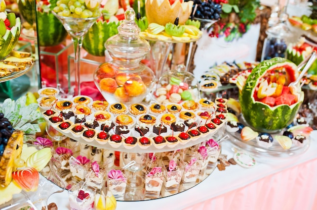 結婚​披露宴​。​果物​と​お菓子​の​テーブル