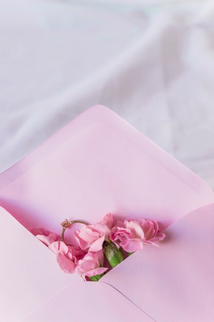明るい花の封筒の結婚指輪