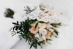 Бесплатное фото Обручальные кольца на фату и цветы