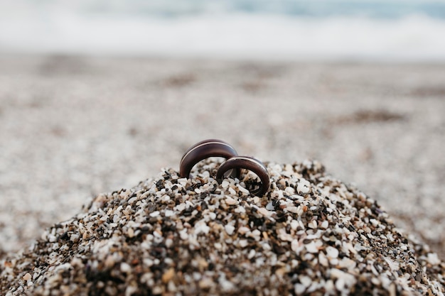 Обручальные кольца в песчаном пляже