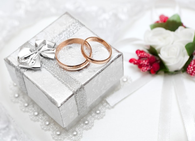 結婚指輪、ギフトボックス、花嫁のための花。