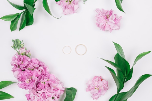 Free photo wedding rings with flowers