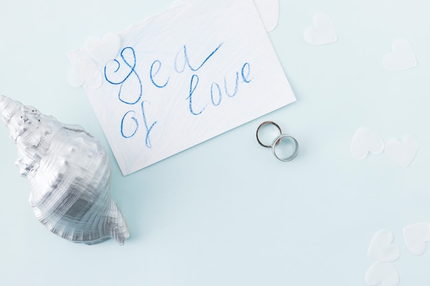 Free photo wedding rings with ornaments