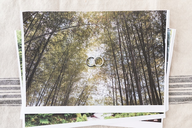 Free photo wedding rings with ornaments
