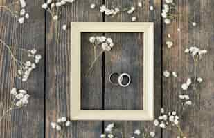 Free photo wedding rings with ornaments