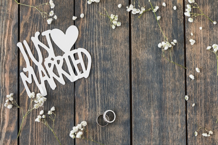 Free Photo wedding rings with ornaments