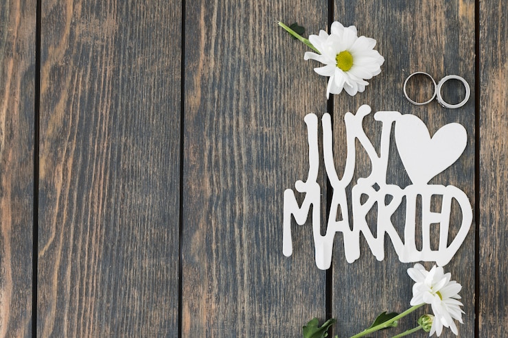 Free Photo wedding rings with ornaments