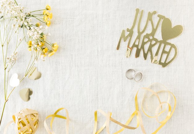 Free Photo wedding rings with ornaments