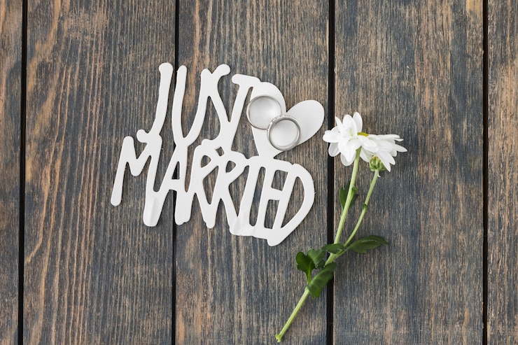 Free Photo wedding rings with ornaments