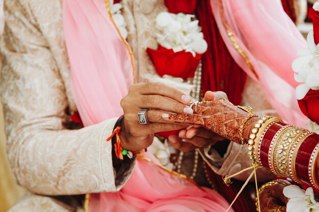 インドで指に指輪を置く結婚式の儀式