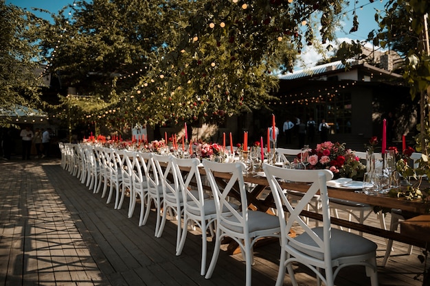 屋外での結婚式のテーブル アレンジ