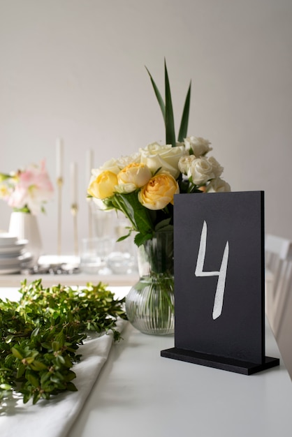 Wedding table arrangement with bouquet
