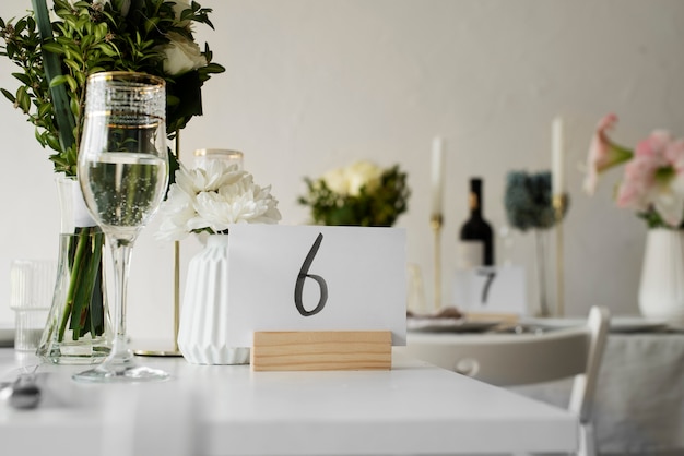 花と結婚式のテーブルアレンジメント