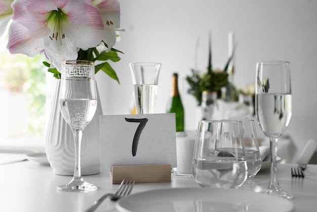 メガネと結婚式のテーブルアレンジメント