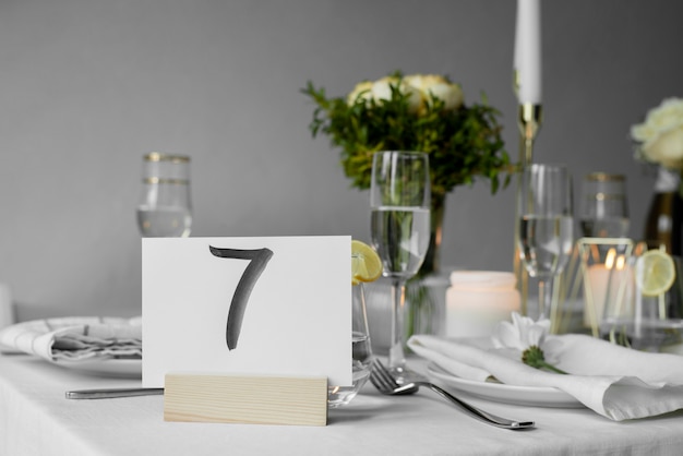 番号付きの結婚式のテーブルアレンジメント