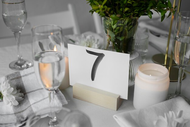 植物との結婚式のテーブルアレンジメント