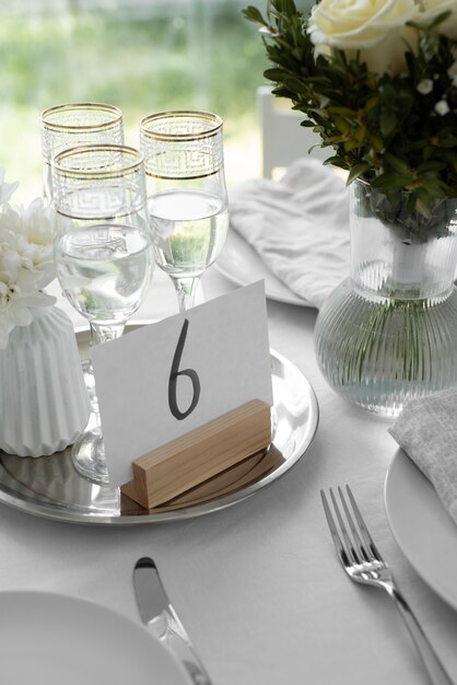 Ассортимент свадебного стола с цветами и бокалами