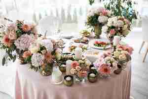 Free photo wedding table decorations