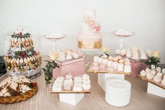 Free photo wedding table desserts