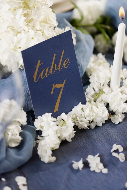 Бесплатное фото Номер свадебного стола и композиция из цветов