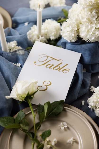Номер свадебного стола и ассортимент цветов