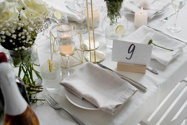 Номер свадебного стола с украшениями под высоким углом