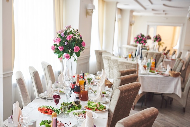 Free photo wedding table that decorated with flower arrangements