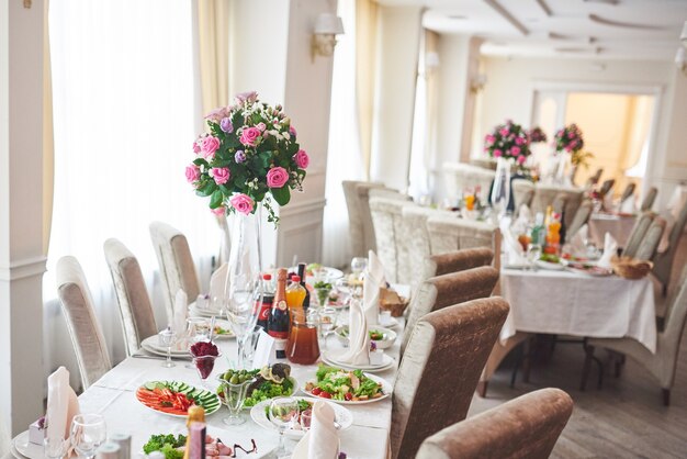 Свадебный стол, украшенный цветочными композициями