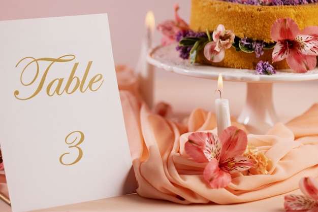 おいしいケーキとカードの結婚式のテーブル