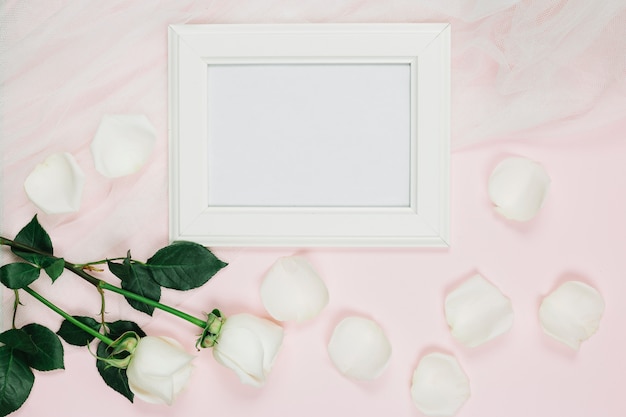 Foto gratuita matrimonio rose bianche con una cornice