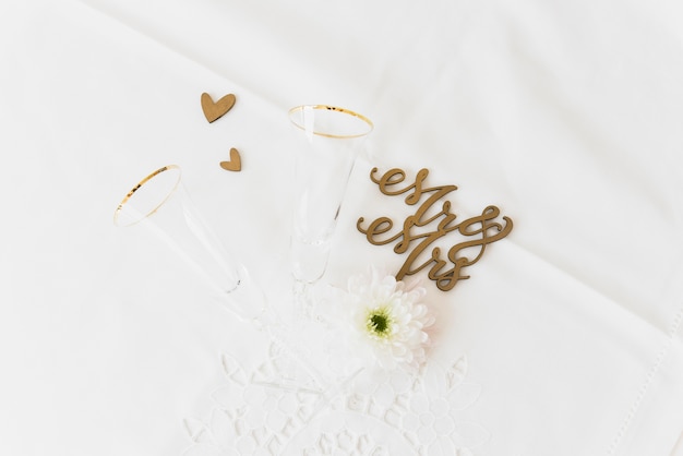 Parola di matrimonio signor e signora con fiore; bicchiere e forma di cuore su sfondo bianco