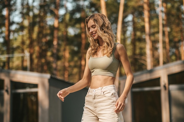 Free photo weekend. pretty young blonde woman spending time outside and feeling relaxed