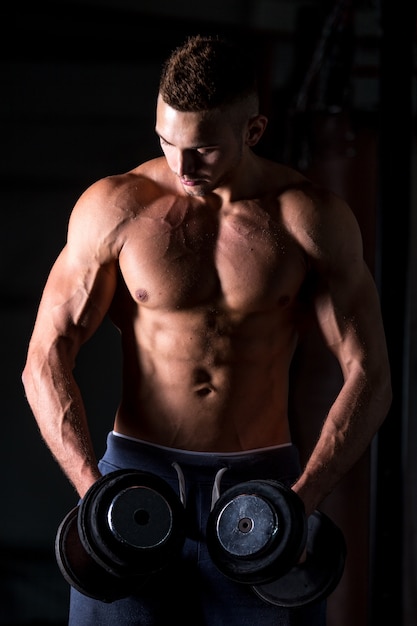 Free photo weightlifting exercises for shoulders