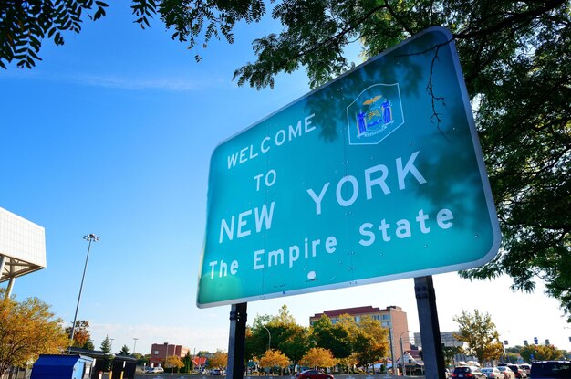 Welcome sign in New York state from Niagara Falls.