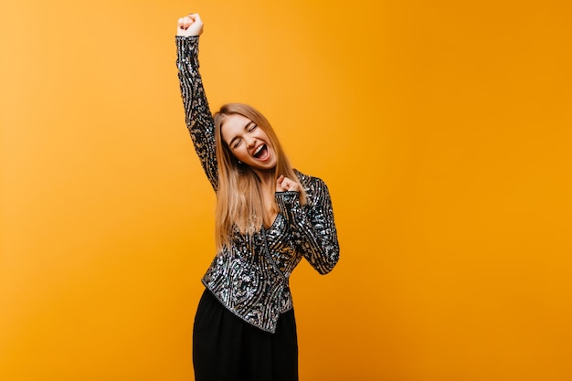 Free photo well-dressed blissful woman laughing in with bright interior. portrait of enchanting blinde woman expressing happiness.