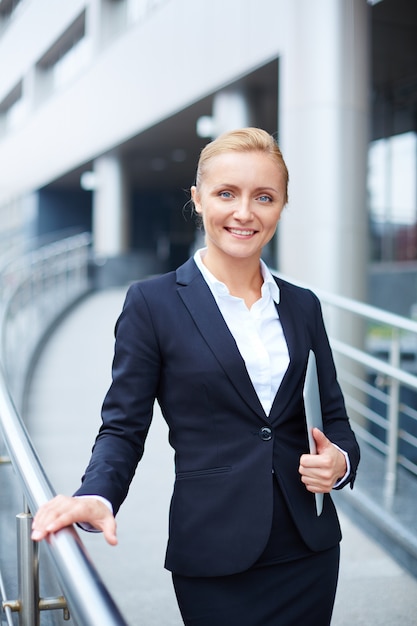 Free photo well-dressed employee outdoors