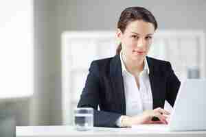 Free photo well-dressed secretary in the office