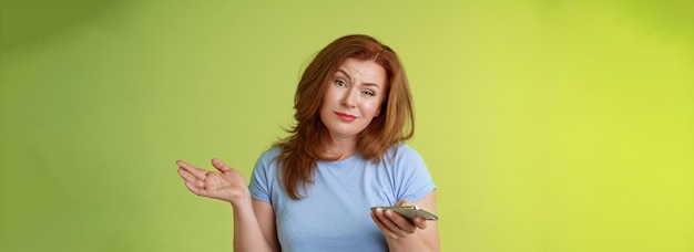 Foto gratuita beh meh indifferente sconsiderato esitante rossa donna di mezza età rossa matura donna che si alza le spalle