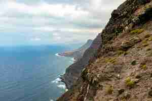 Foto gratuita la costa occidentale di gran canaria, onde che si infrangono sulle scogliere del mirador del balcón