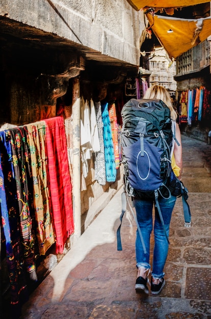 Западная женщина-рюкзак, изучающая Индию