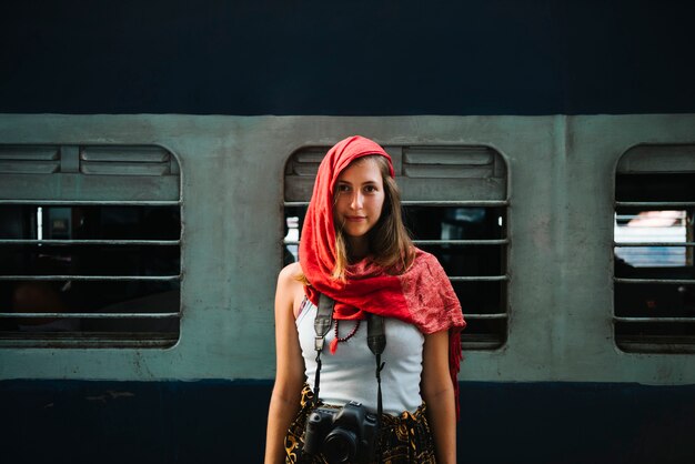 バラナシの鉄道駅に立っている西洋の女性旅行者
