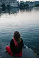 Free photo western woman enjoying a view of taj lake in udaipur